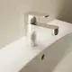 Waschtischarmatur aus Chrom von Ideal Standard mit einem minimalistischen Design und einer läufigen Handhabung, montiert auf einer weißen Ablagefläche.